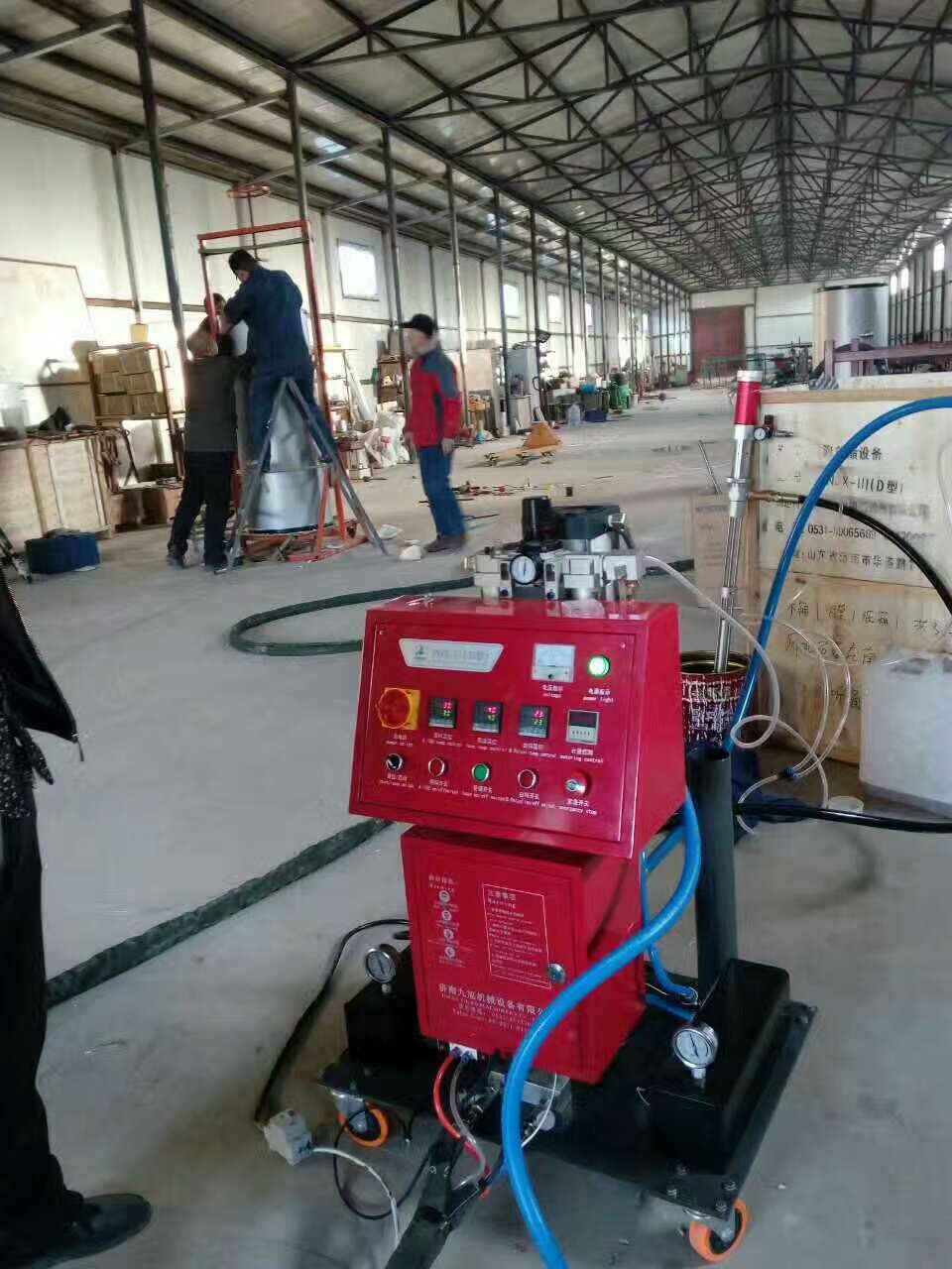 江蘇聚氨酯噴涂機 水箱罐體夾層保溫澆注(圖2) E型水箱澆注江蘇聚氨酯噴涂機